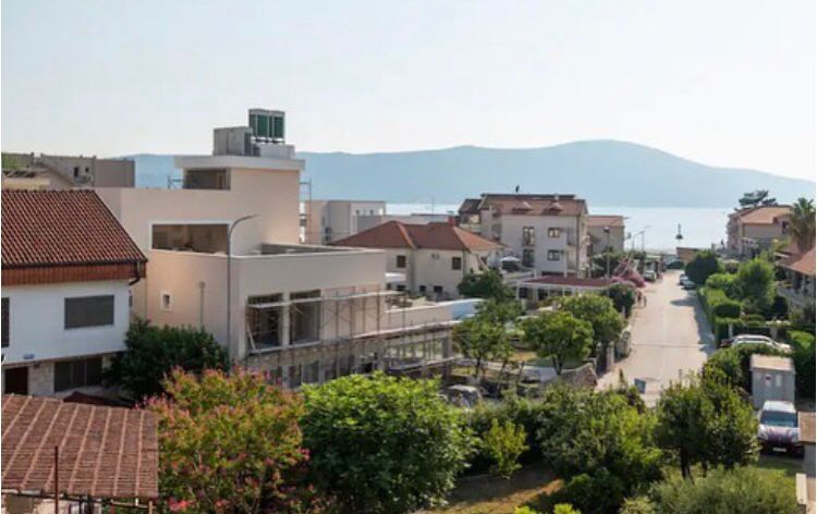 Izdaje se jednosoban stan sa garažnim mjestom – Tivat