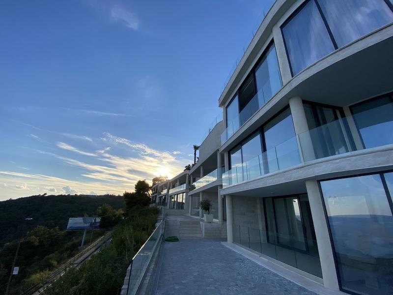 Luxury 1-bedroom in Budva with a view of the Old Town 3