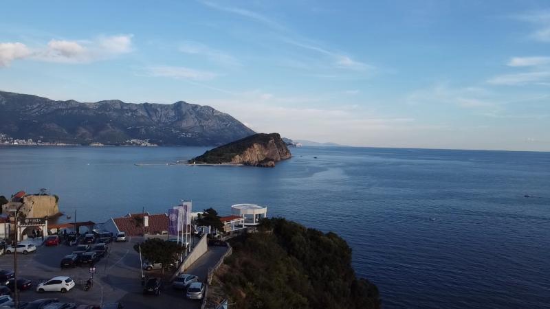 Luxury 1-bedroom in Budva with a view of the Old Town 2