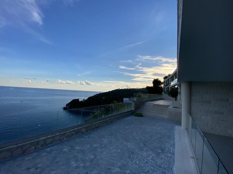 Luxury 1-bedroom in Budva with a view of the Old Town 9