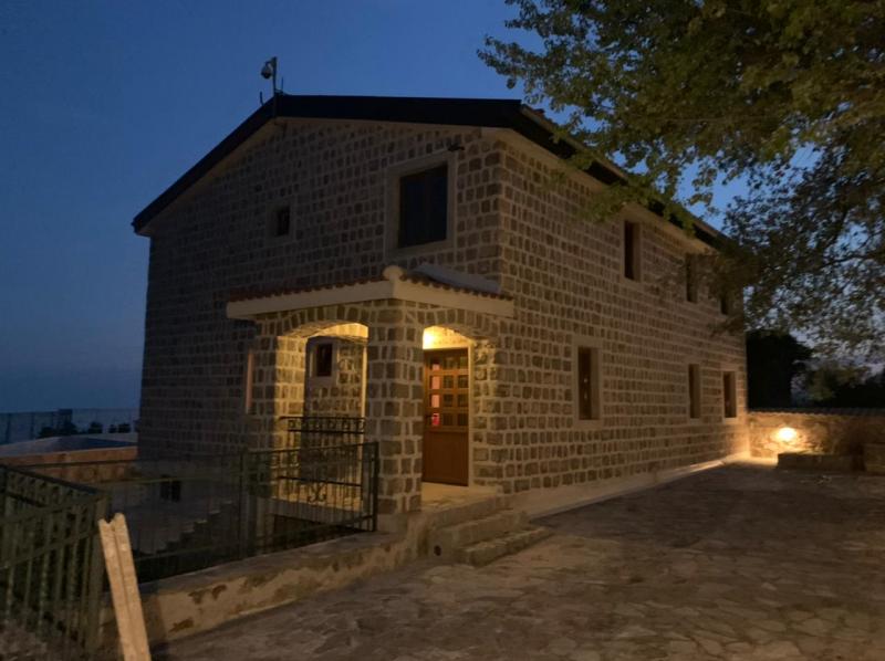 Na prodaji vila sa bazenom i pogledom na more u Petrovcu 2