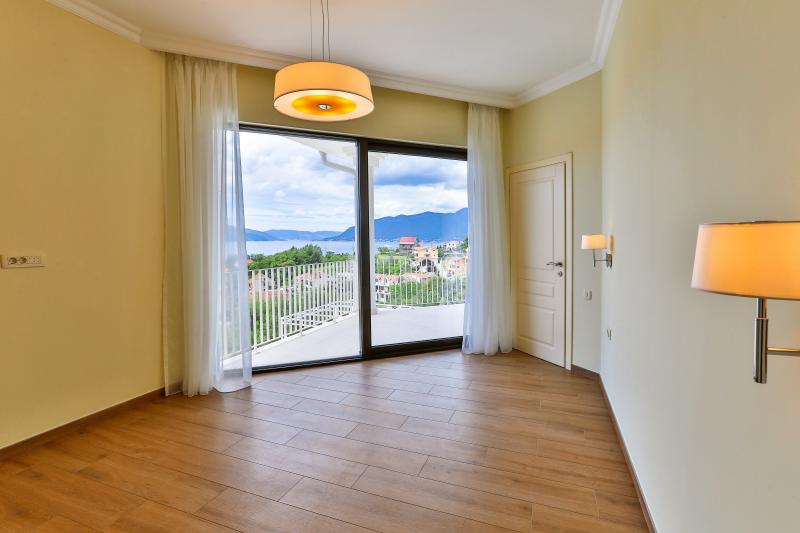 Luxury villa with pool and sea view is for sale 4