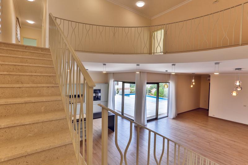 Luxury villa with pool and sea view is for sale 6