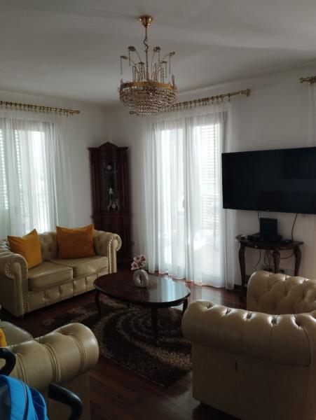 Prodaje se namjesten trosoban stan u naselju Gorica C, Podgorica