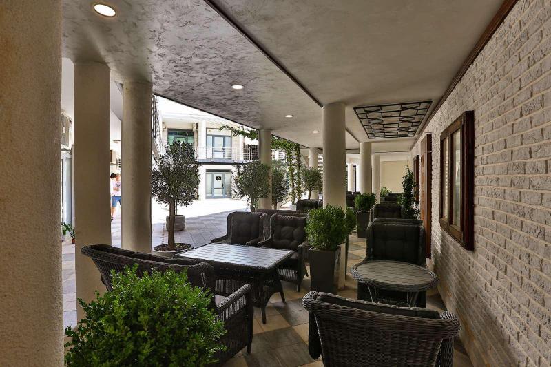 Prodaje se restoran u novoj zgradi u Budvi 5