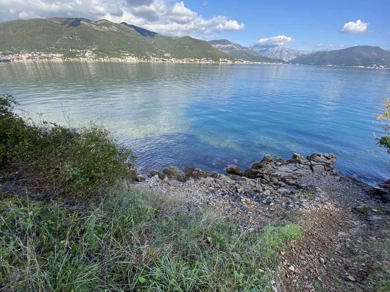 Prodaje se plac na idealnoj lokaciji na prvoj liniji do mora u Herceg Novom
