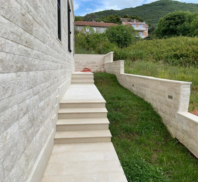 Prodaje se nova luksuzna zgrada u Tivtu 4