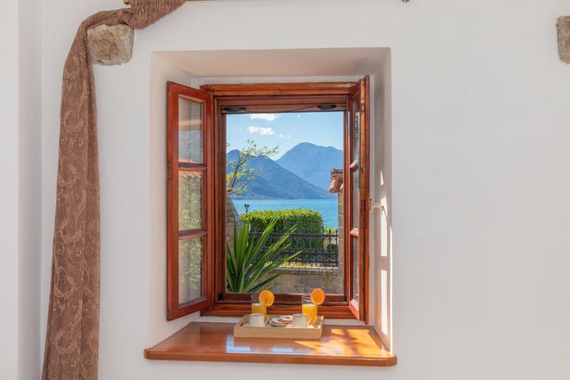 Luxury house with a pontoon and a view of the sea in Kotor is for rent 2