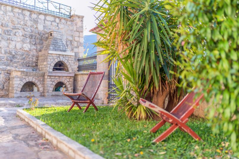 Luxury house with a pontoon and a view of the sea in Kotor is for rent 12