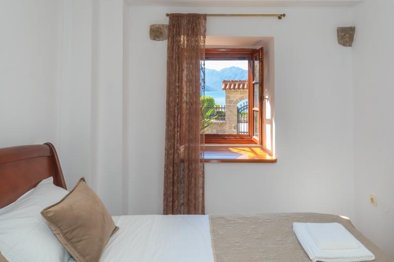 Luxury house with a pontoon and a view of the sea in Kotor is for rent 4