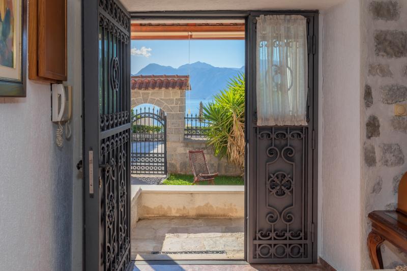 Luxury house with a pontoon and a view of the sea in Kotor is for rent 6