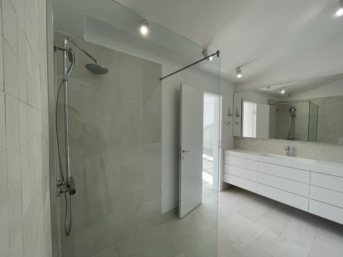 Exclusive 2-bedroom apartment with a sea view in Tivat for sale 11