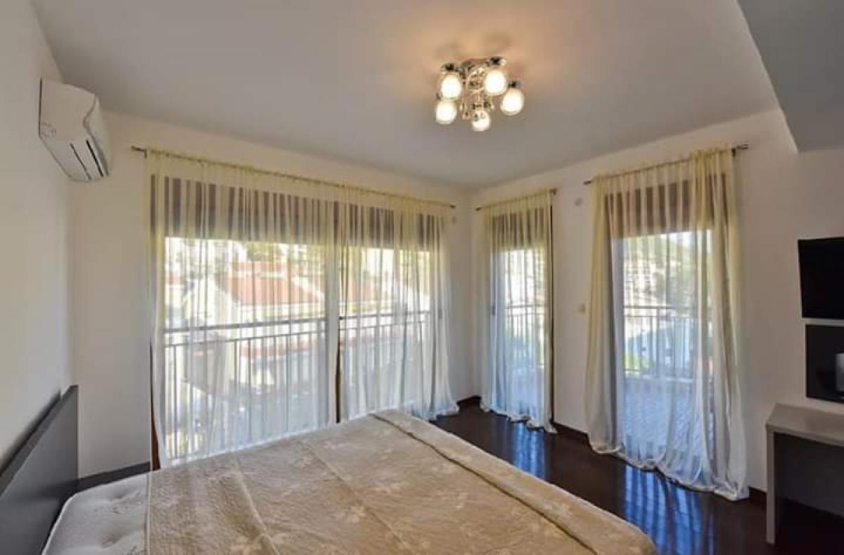 Luxury 3-bedroom apartment with a sea view in Petrovac for sale 3