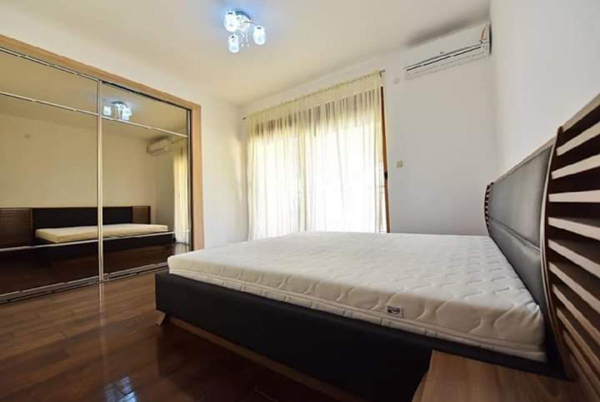 Luxury 3-bedroom apartment with a sea view in Petrovac for sale 8