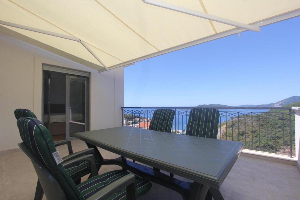Luxury 2-bedroom apartment with a sea view in Budva for sale 3
