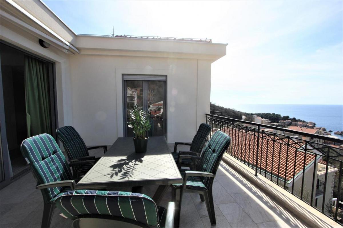 Luxury 2-bedroom apartment with a sea view in Budva for sale 4