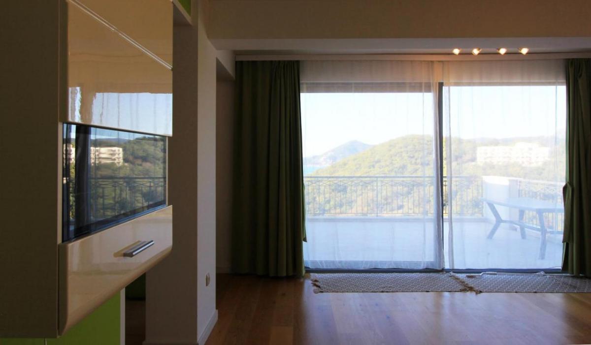 Luxury 2-bedroom apartment with a sea view in Budva for sale 6