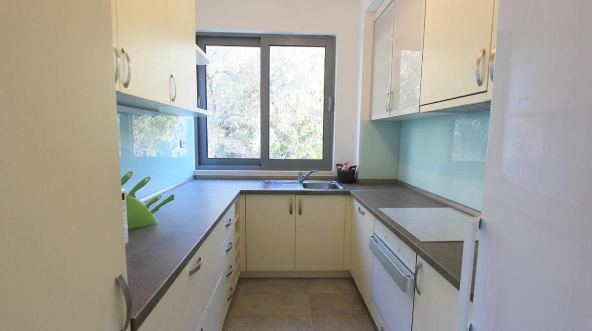 Luxury 2-bedroom apartment with a sea view in Budva for sale 8