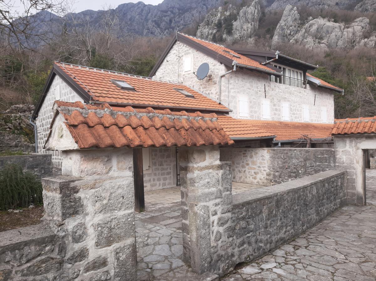 Beautiful 7-bedrom stone house with a swimming pool in Kotor is for sale 2