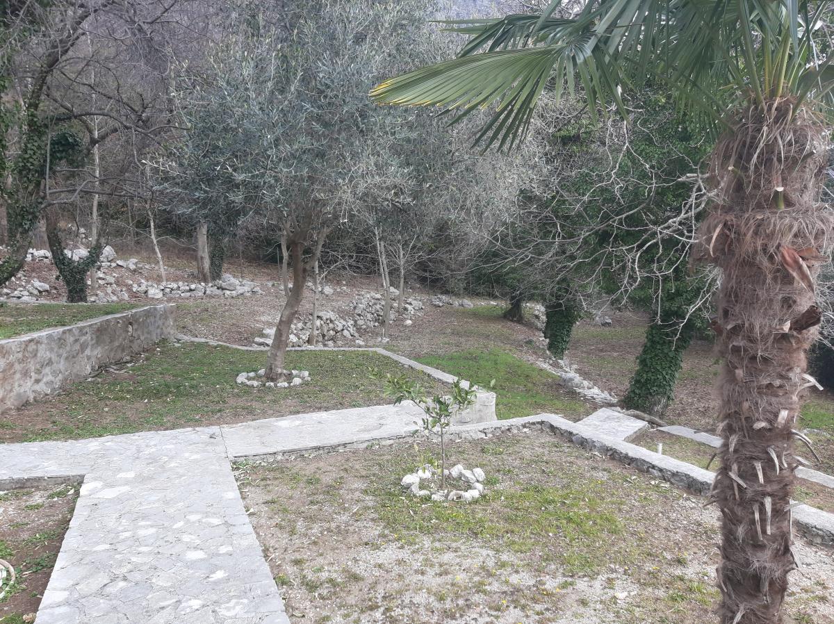 Beautiful 7-bedrom stone house with a swimming pool in Kotor is for sale 11