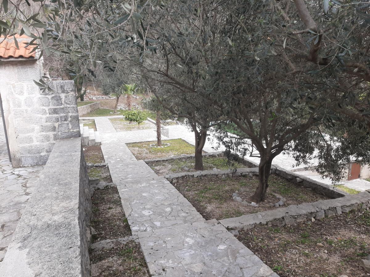 Beautiful 7-bedrom stone house with a swimming pool in Kotor is for sale 12