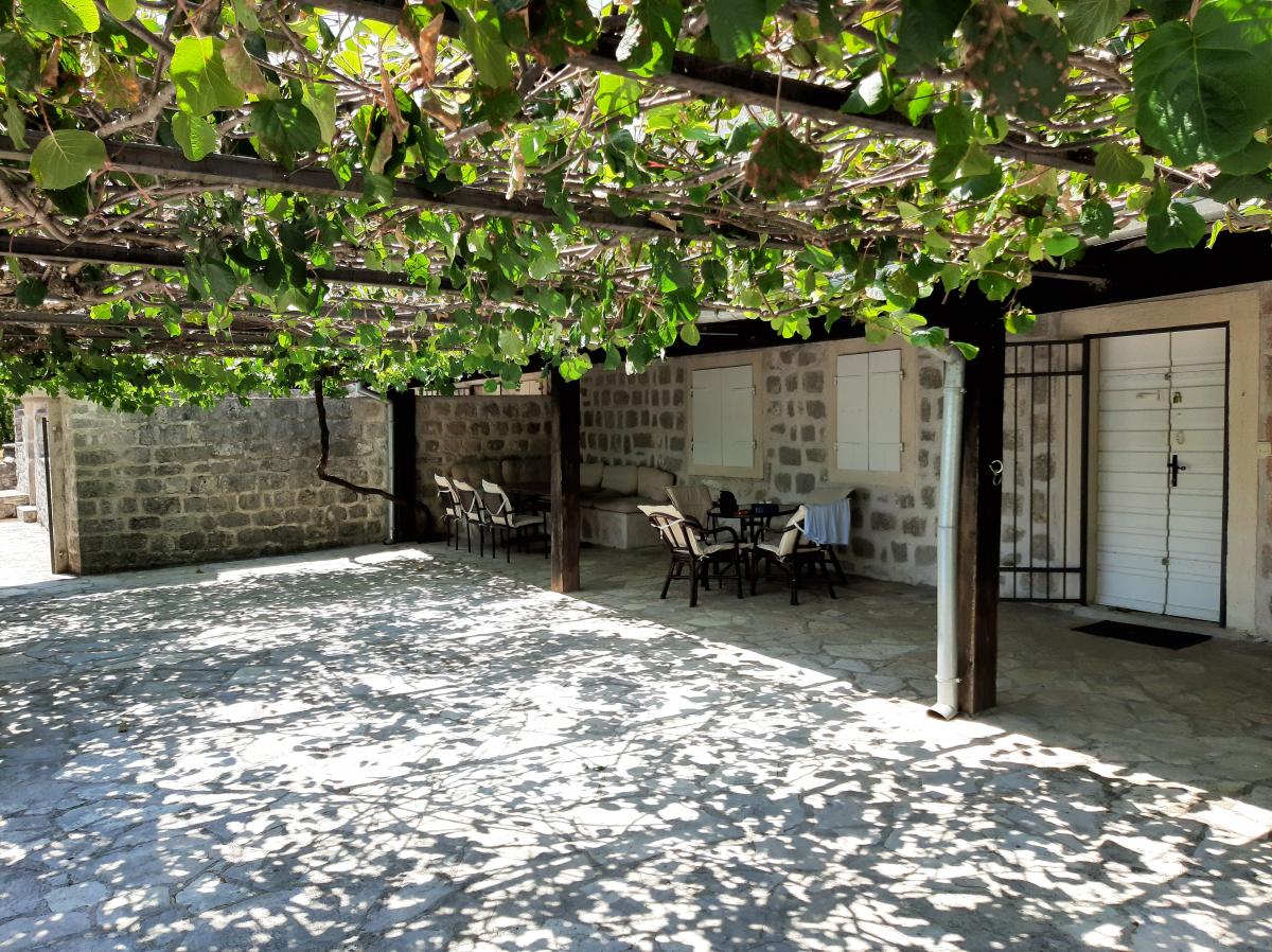 Beautiful 7-bedrom stone house with a swimming pool in Kotor is for sale 13