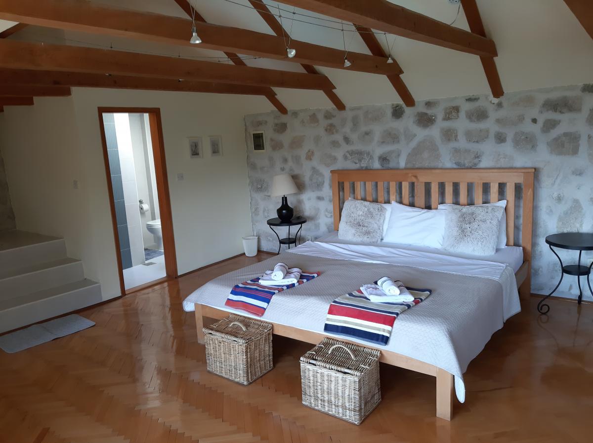 Beautiful 7-bedrom stone house with a swimming pool in Kotor is for sale 16