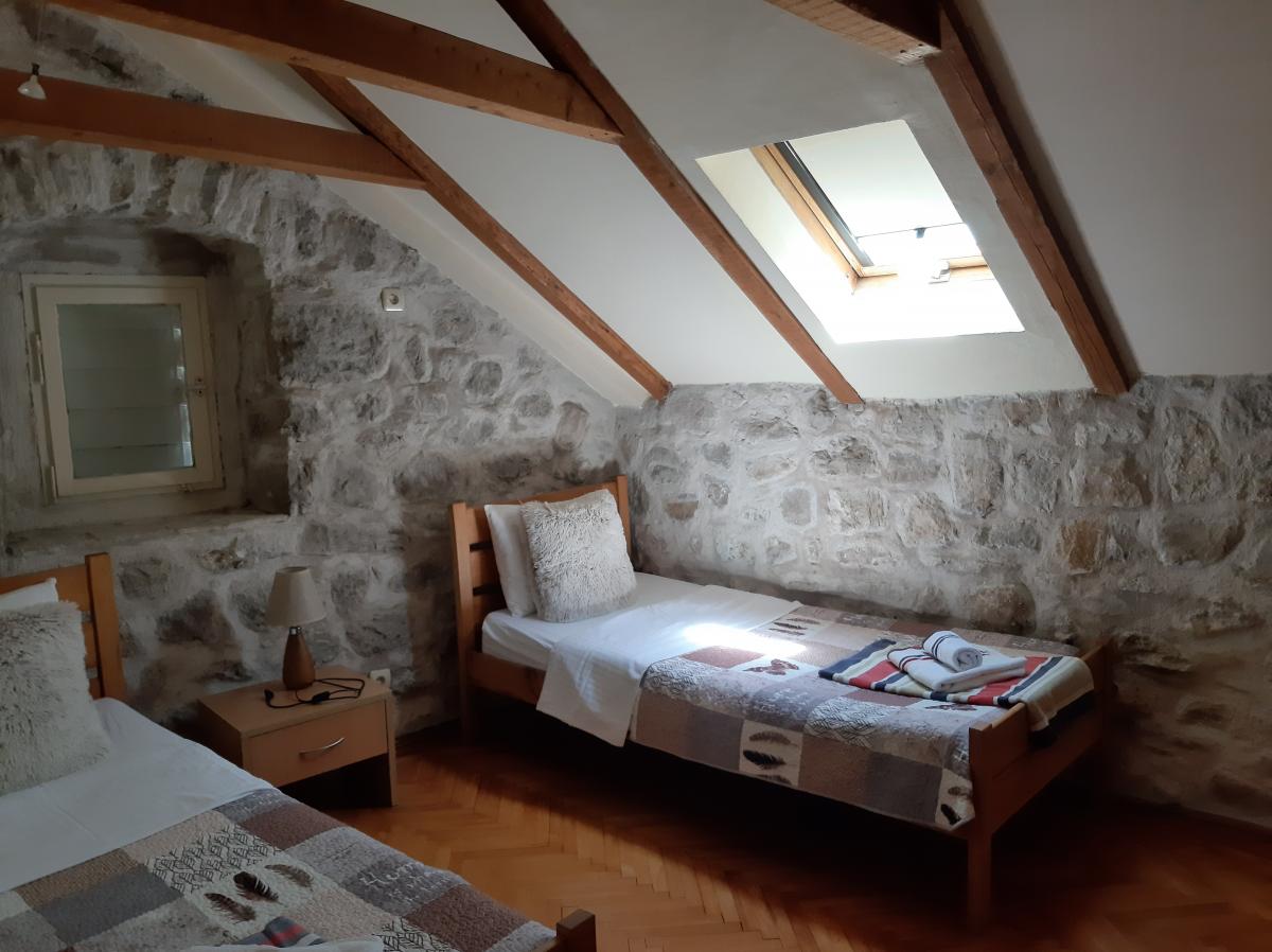 Beautiful 7-bedrom stone house with a swimming pool in Kotor is for sale 18