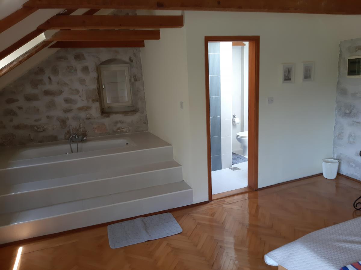 Beautiful 7-bedrom stone house with a swimming pool in Kotor is for sale 19