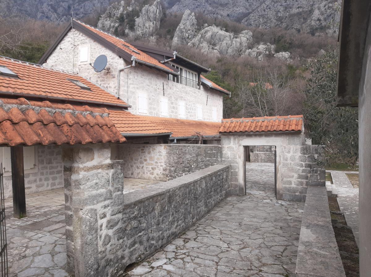 Beautiful 7-bedrom stone house with a swimming pool in Kotor is for sale 3