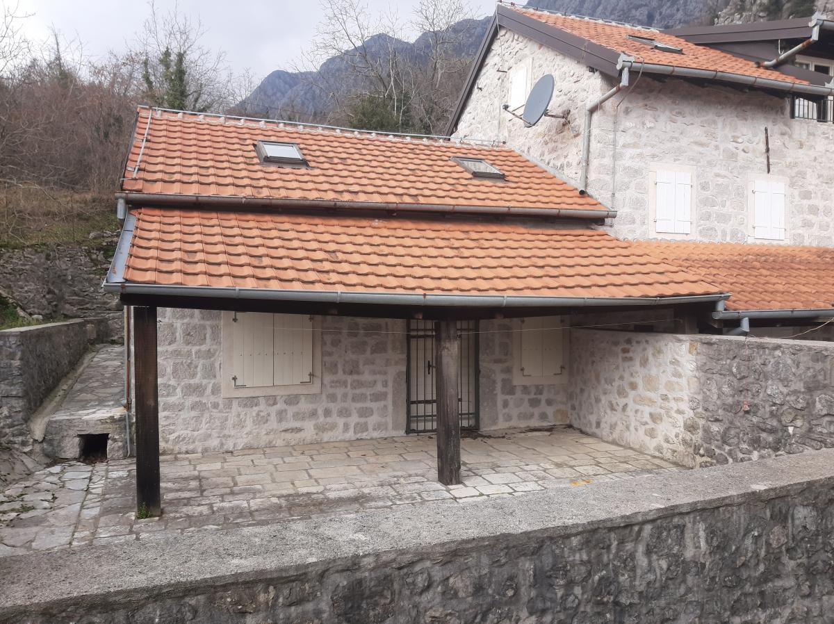 Beautiful 7-bedrom stone house with a swimming pool in Kotor is for sale 4