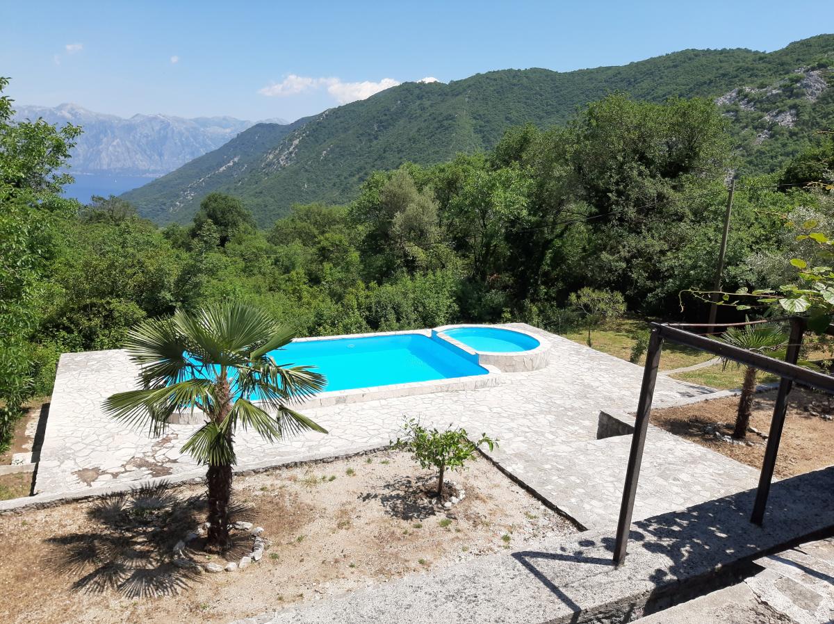 Beautiful 7-bedrom stone house with a swimming pool in Kotor is for sale 5