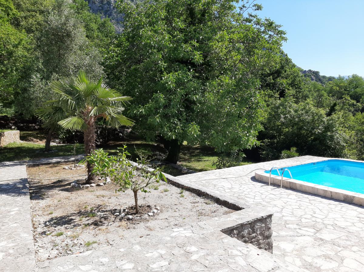 Beautiful 7-bedrom stone house with a swimming pool in Kotor is for sale 6