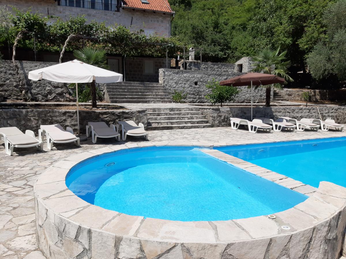 Beautiful 7-bedrom stone house with a swimming pool in Kotor is for sale 7
