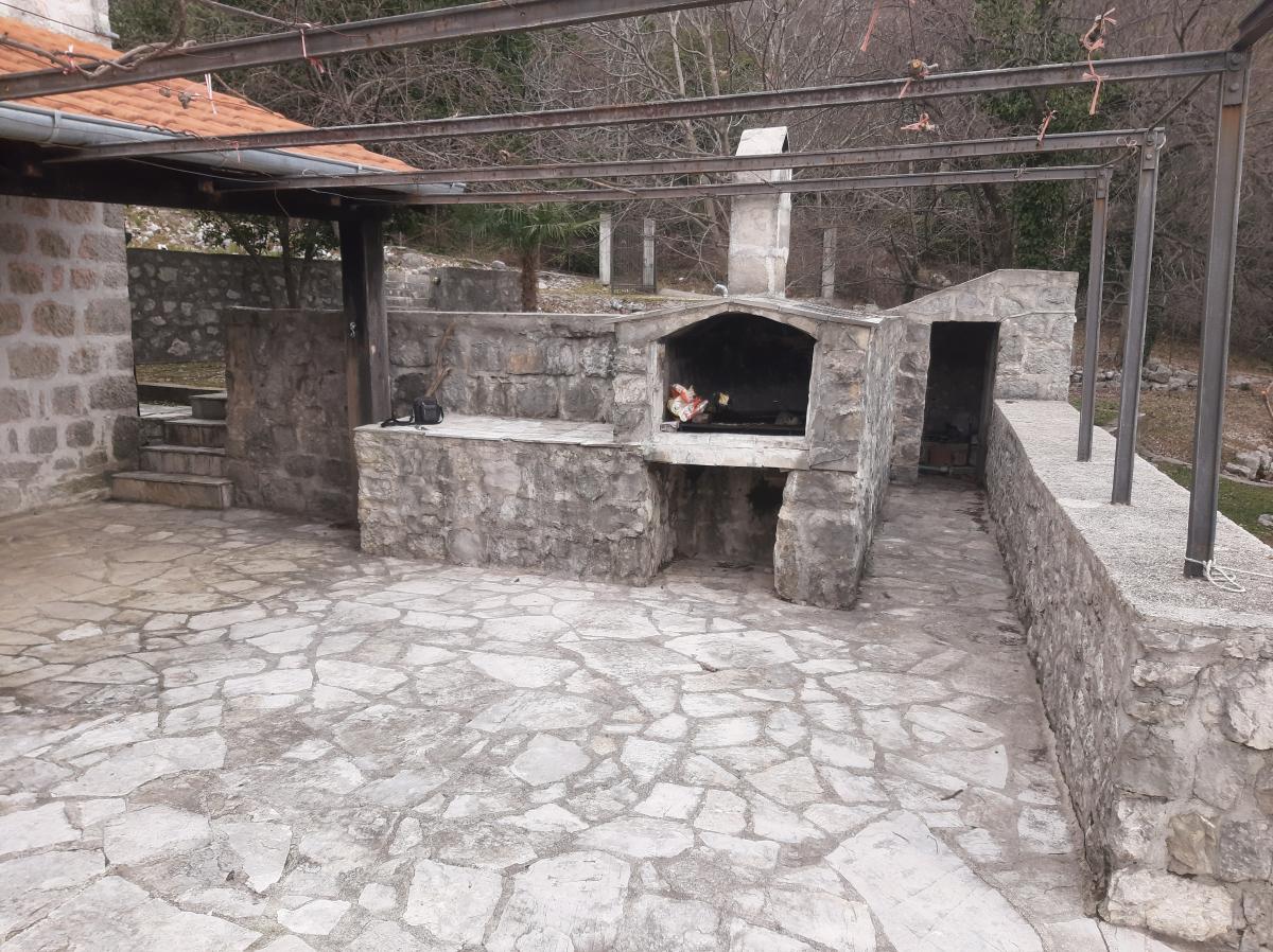 Beautiful 7-bedrom stone house with a swimming pool in Kotor is for sale 8
