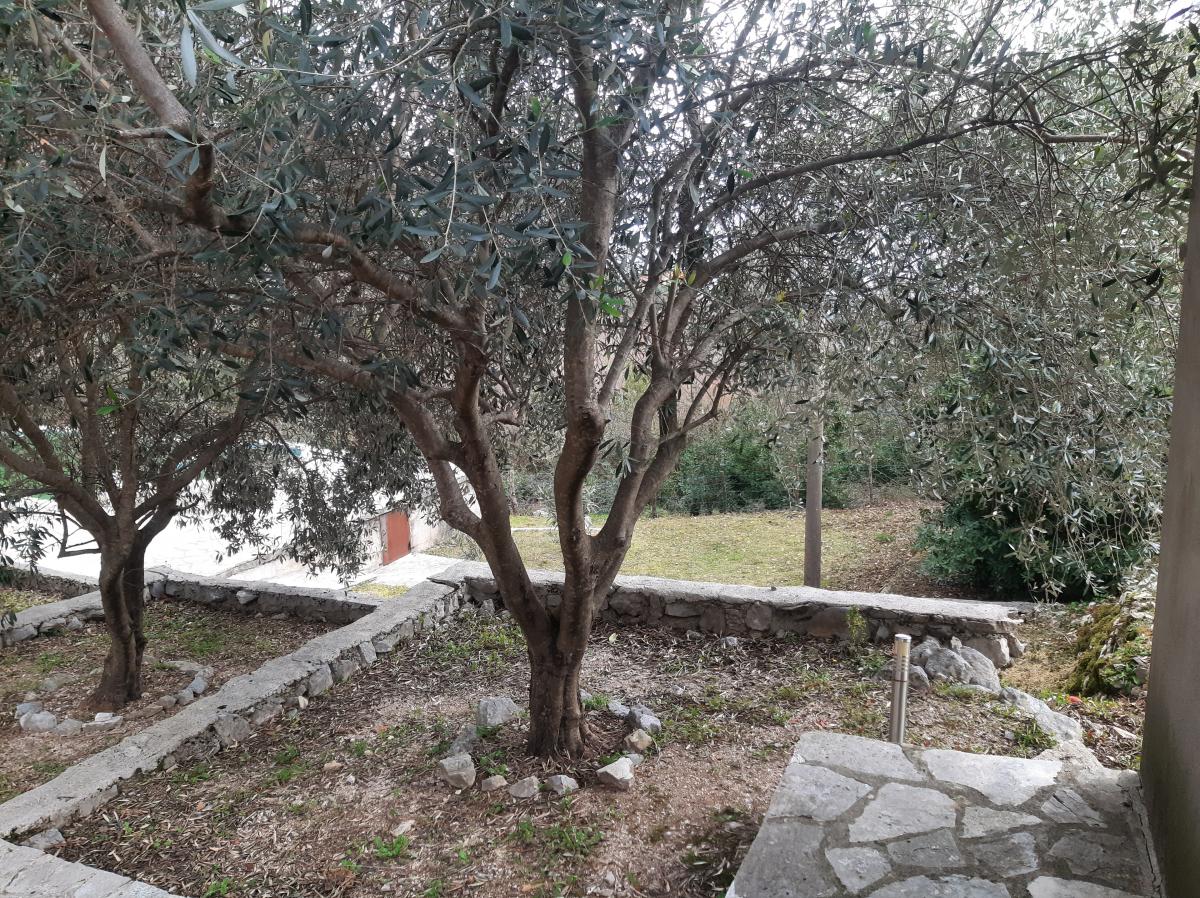Beautiful 7-bedrom stone house with a swimming pool in Kotor is for sale 10