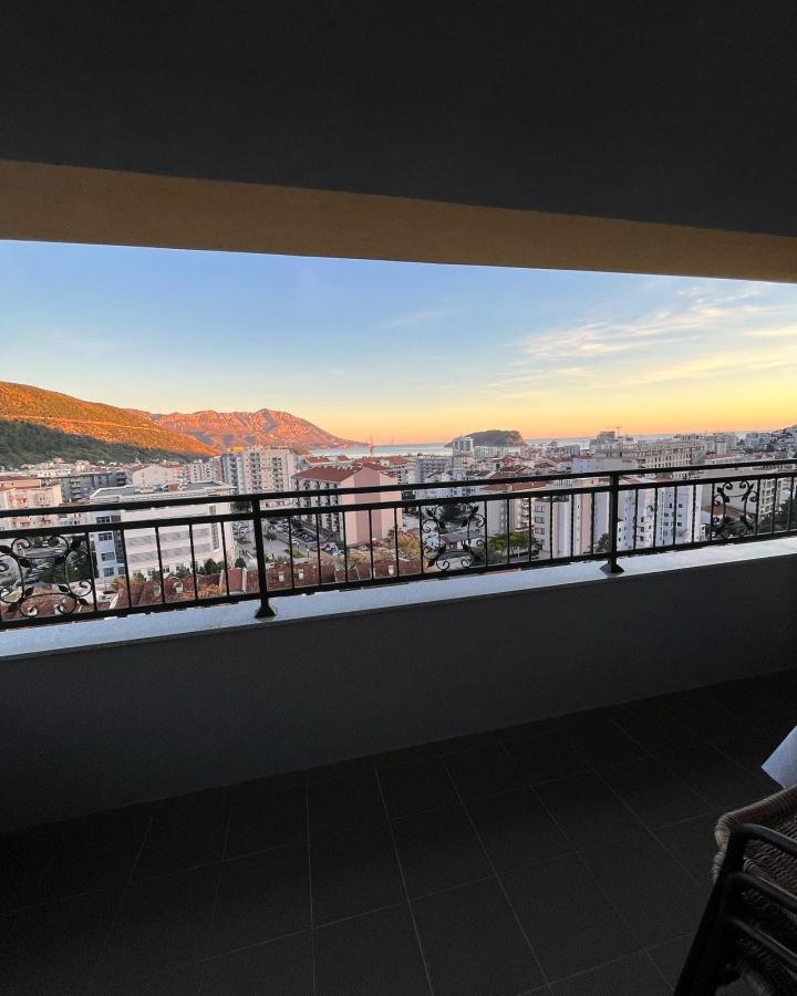 Fully furnished 3-bedroom apartment with a sea view in Budva for sale