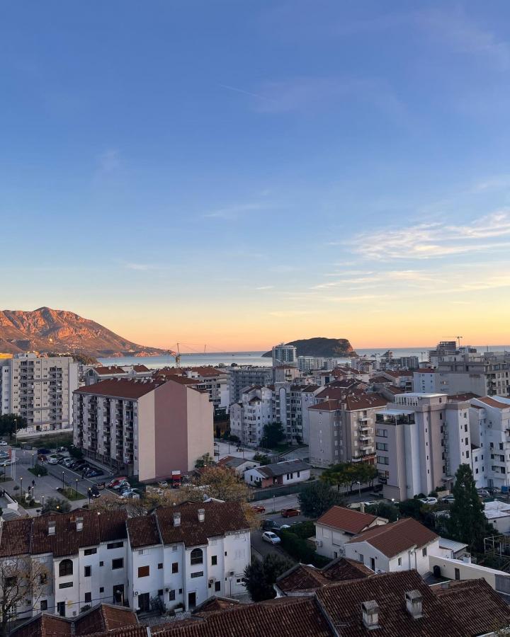Fully furnished 3-bedroom apartment with a sea view in Budva for sale 10