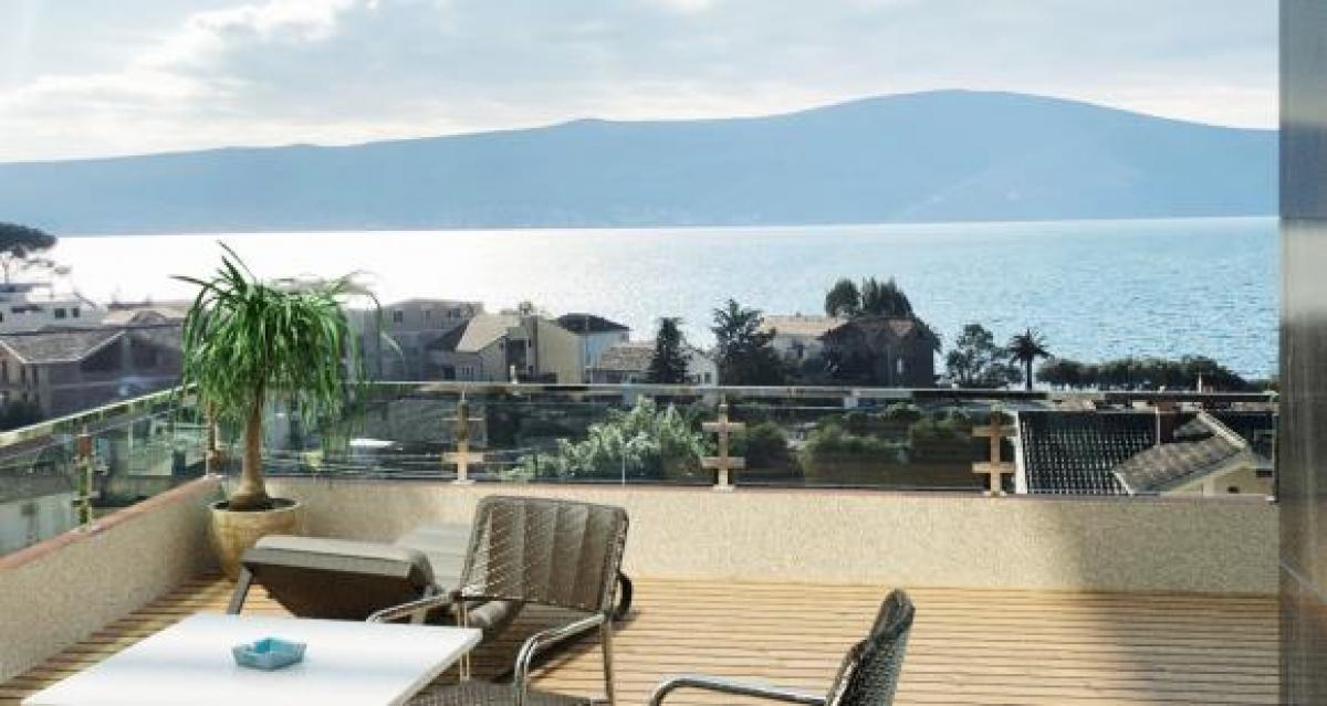 Luxury 1-bedroom apartment with a view of the sea in Tivat for sale