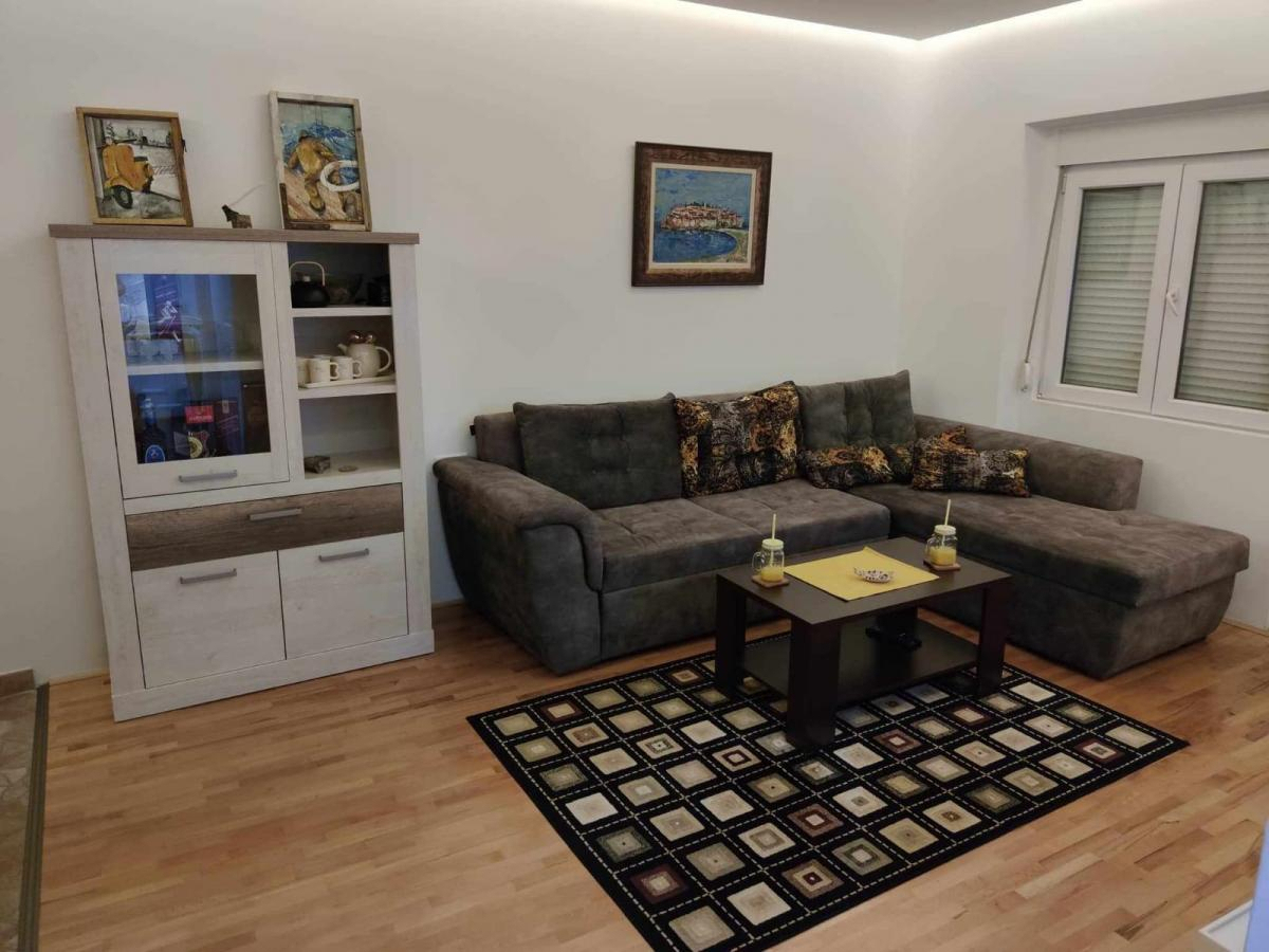 Dvosoban stan u Tivtu, 60m² 2