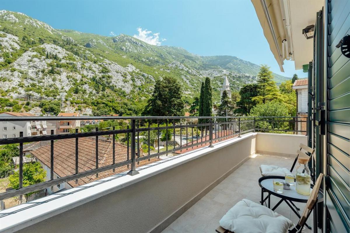 Stylish modern one-bedroom apartment for rent in Kotor, 50m2 4