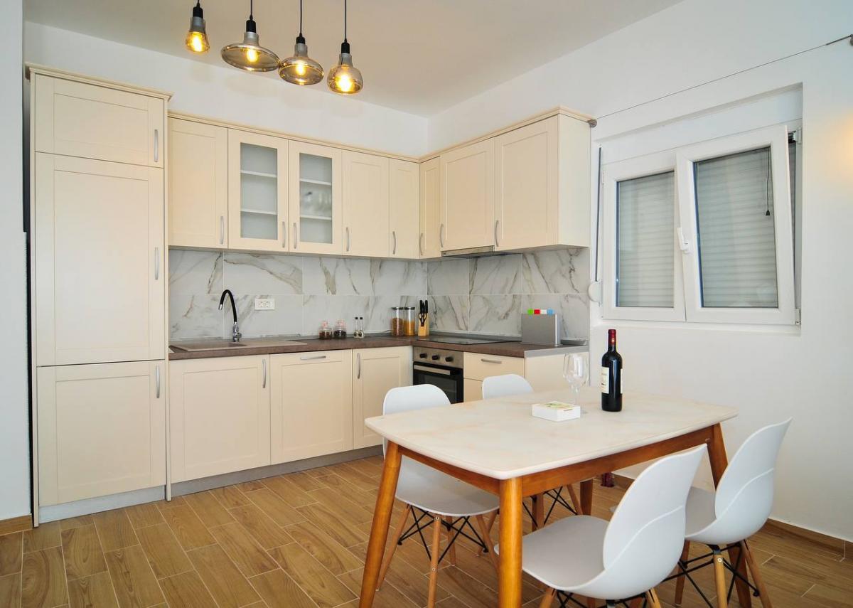 Dvosoban stan u Tivtu, 95m² 2