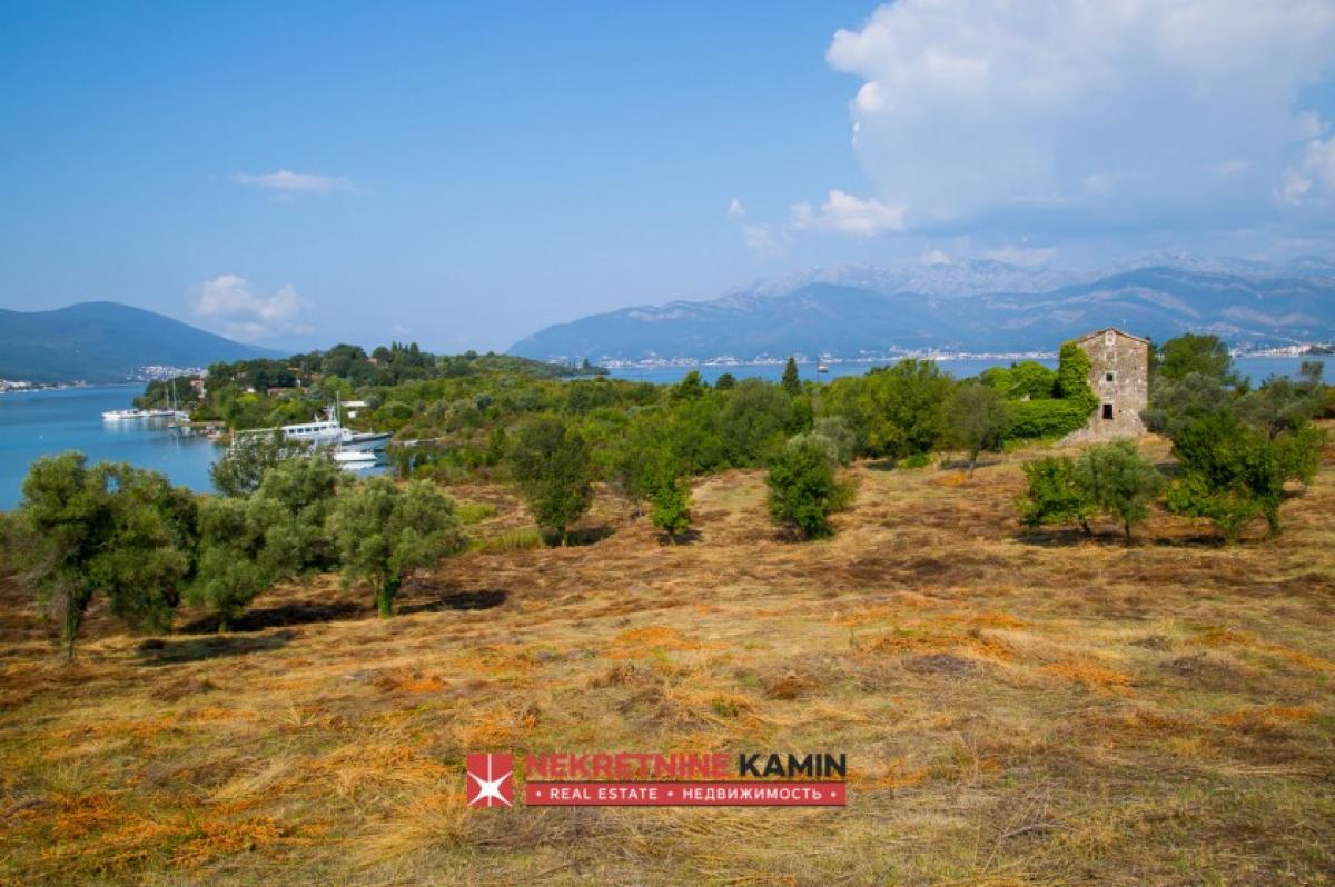 Exclusive Investment Opportunity: 18000m2 on the Seafoam: Urbanized Land First Row to the Sea in Tivat 6