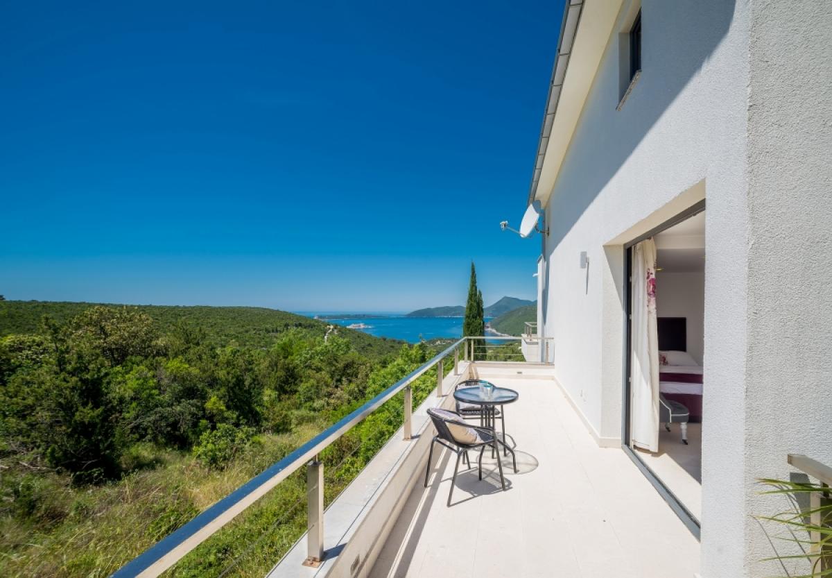 For sale is a recently renovated, stylishly designed villa 4