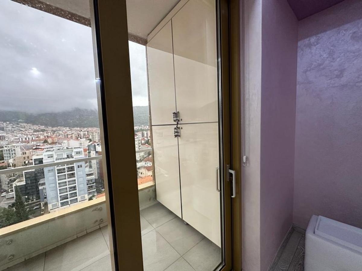Stan u Budvi, 162m² 36