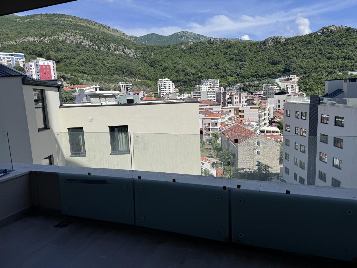 Apartment with 1 bedroom with mountain views on the first line to the sea in Rafailovici 2