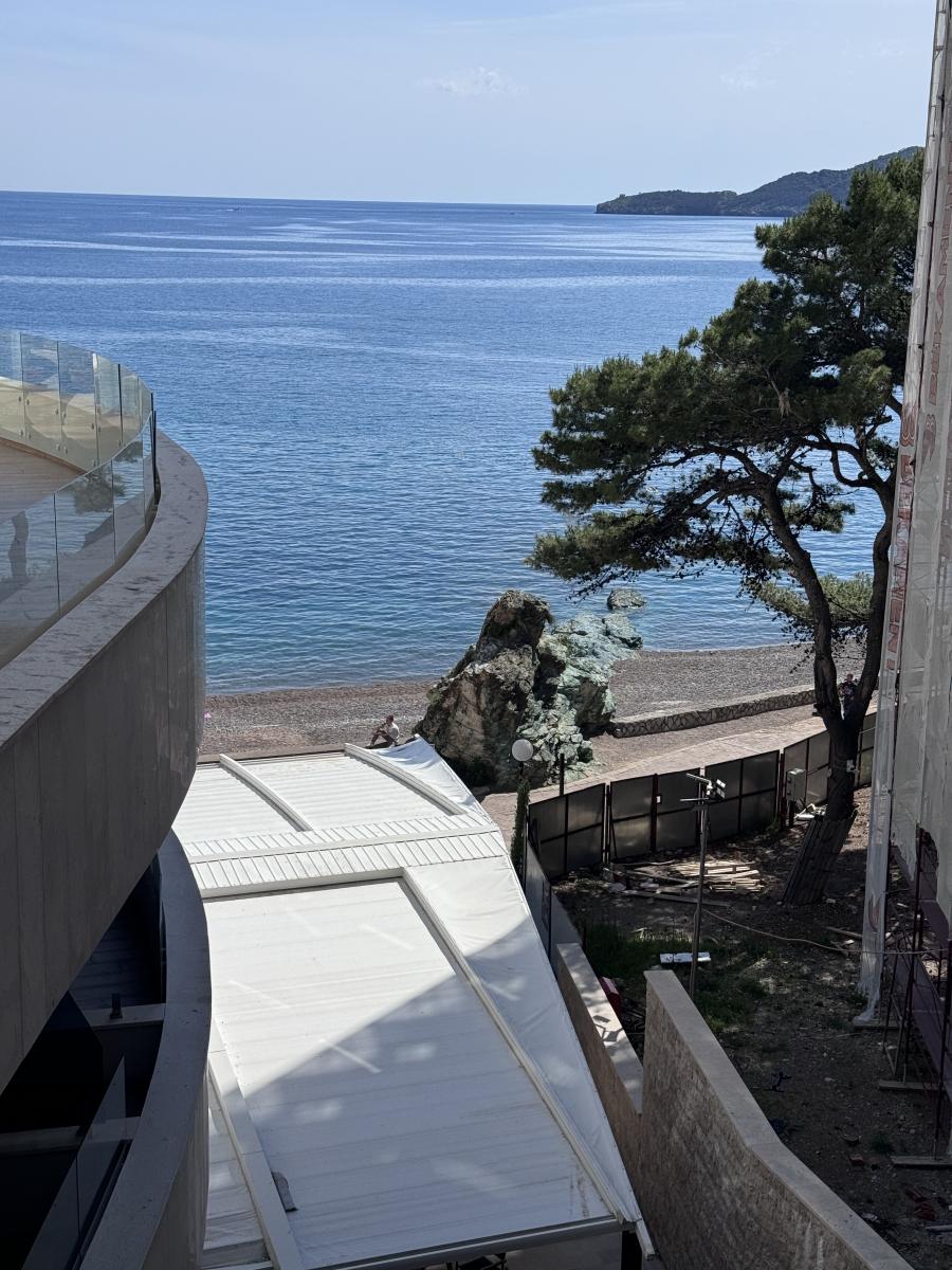 Apartment with 1 bedroom with mountain views on the first line to the sea in Rafailovici 5