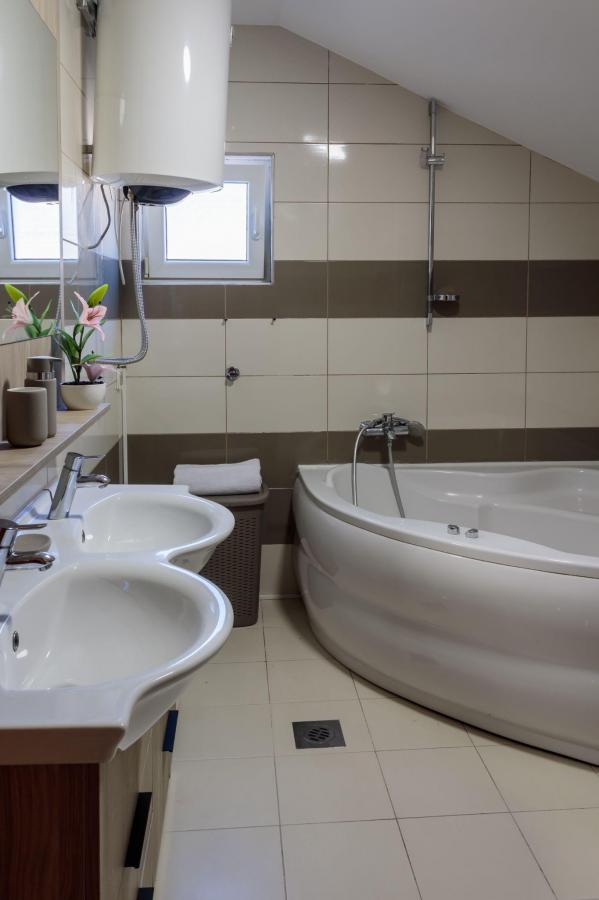For rent: Three-bedroom apartment 150 m2, Tivat 12