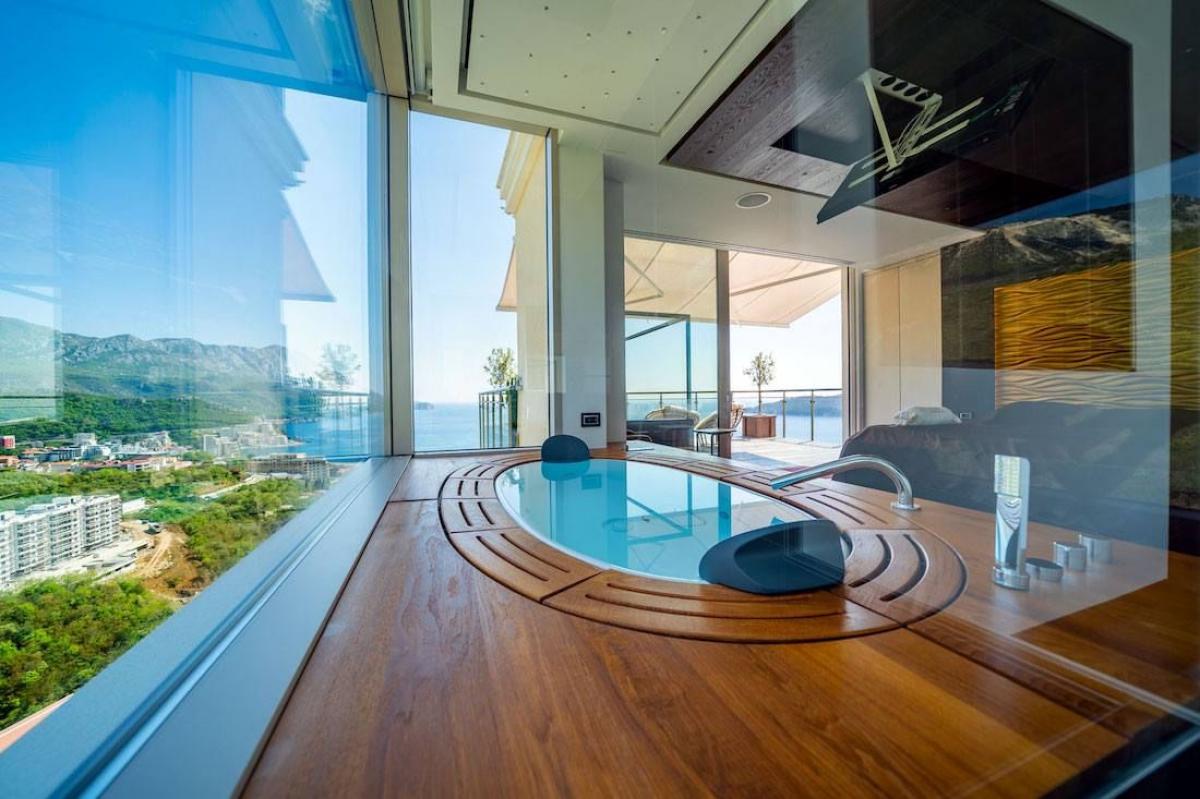 For sale: Luxury penthouse 168 m2 with sea view, Budva, Bečići 2
