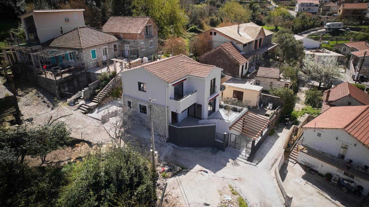 New house of 160m2 with sea view in Kotor